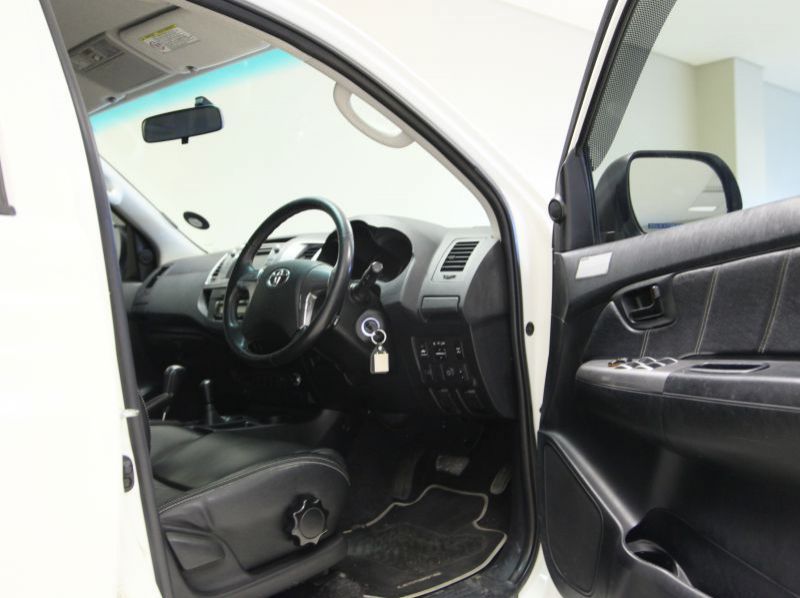 2015 Toyota HILUX pictures