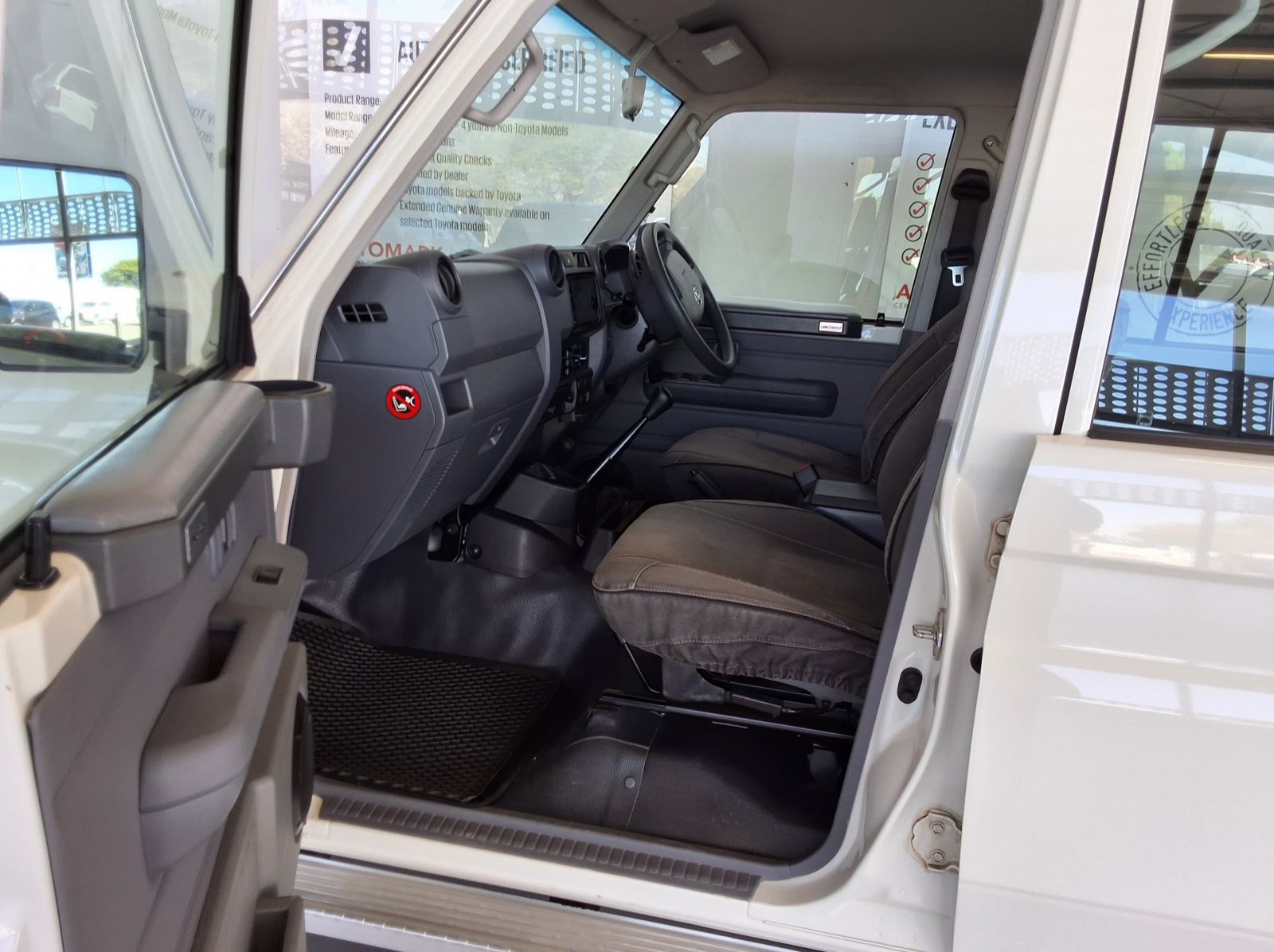 2021 Toyota Toyota Land Cruiser 79 DC 4.0 Petrol 4x4 MT pictures