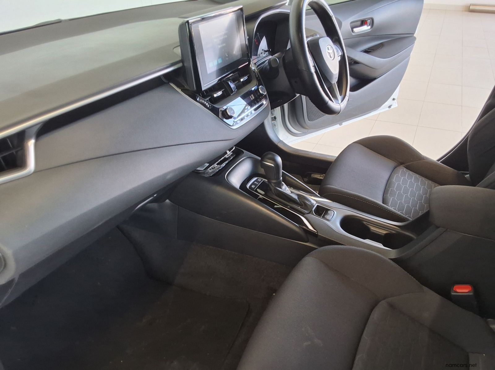 2024 Toyota COROLLA HB 1.8 XS HEV pictures