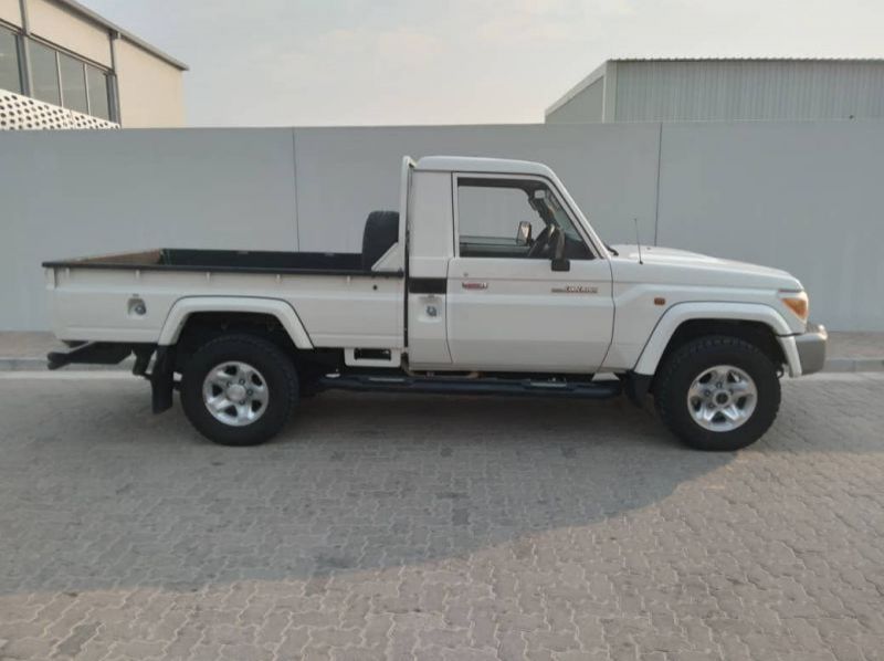 2014 Toyota 4.0 V6 TOYOTA LAND CRUISER S/CAB pictures