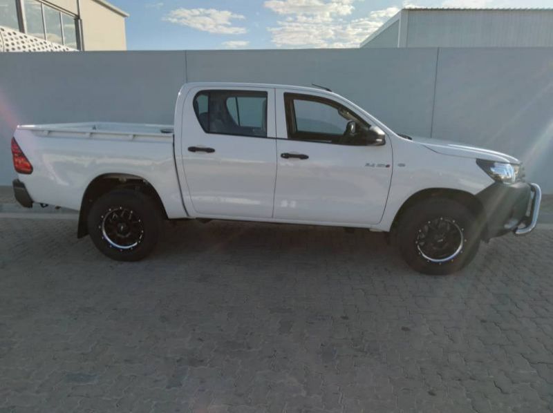 2022 Toyota 2.4 GD6 HILUX D/C SR MT pictures