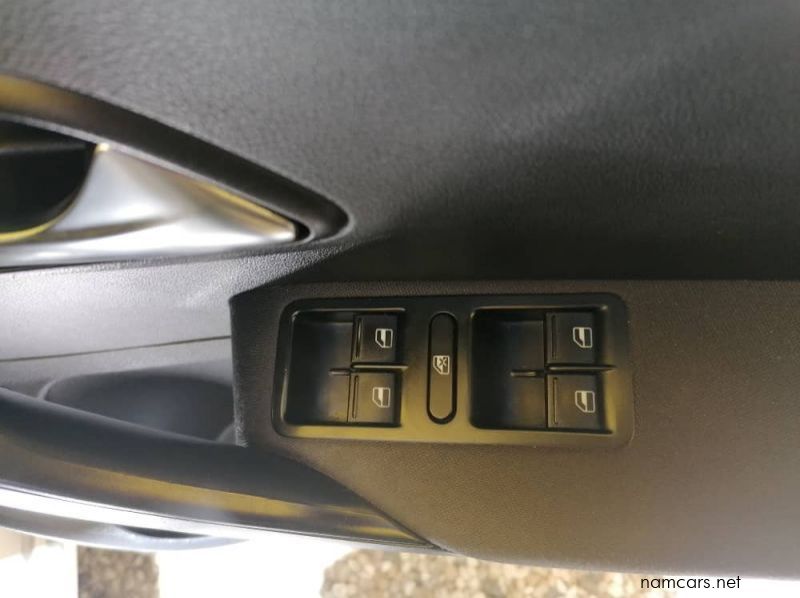 2013 Volkswagen Polo 1.4 Comfortline Sedan pictures