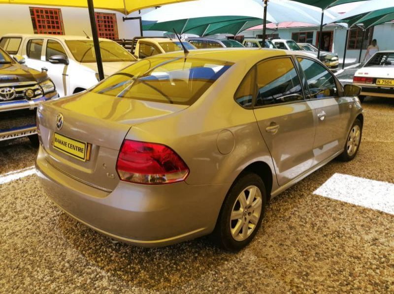 2013 Volkswagen Polo 1.4 Comfortline Sedan pictures