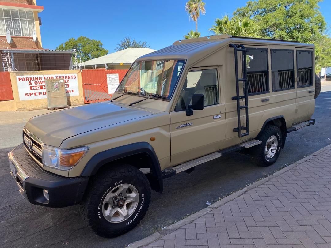 2019 Toyota Land Cruiser Safari 10-seater 4.2 Diesel 4x4 photo