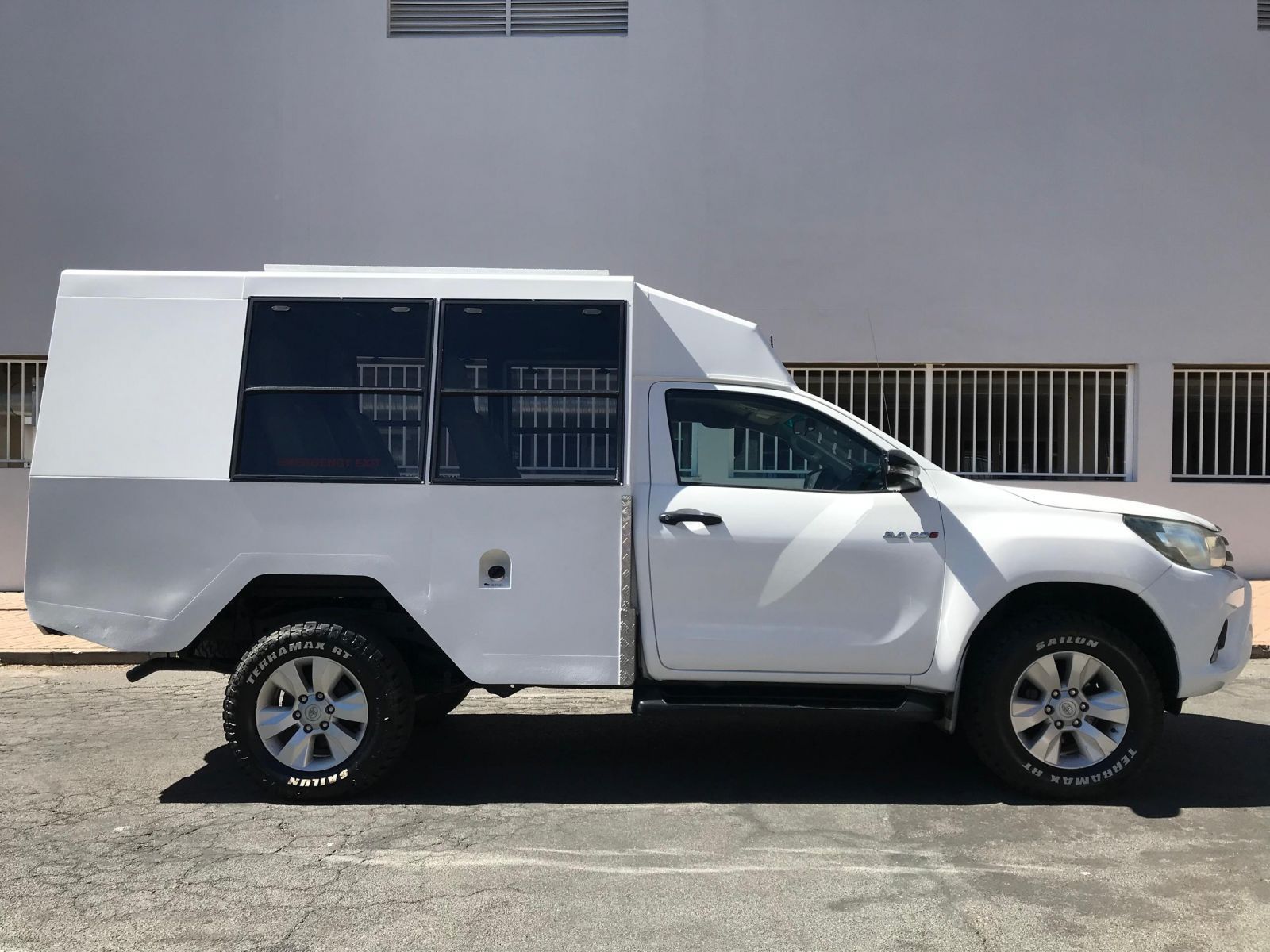 2018 Toyota Hilux 2.4 Gd6 4x4 Safari Conversion 6-7 seater photo