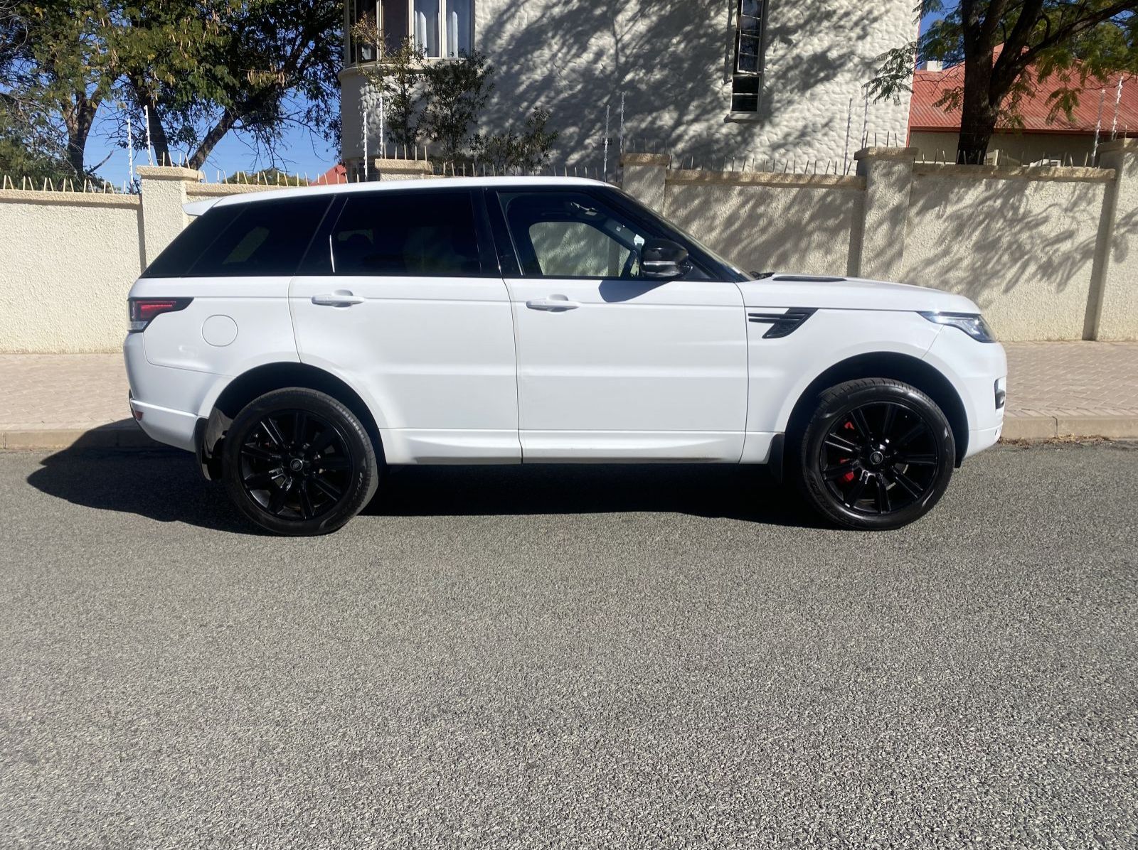 2016 Land Rover Range Rover V8 HSE SD Diesel pictures