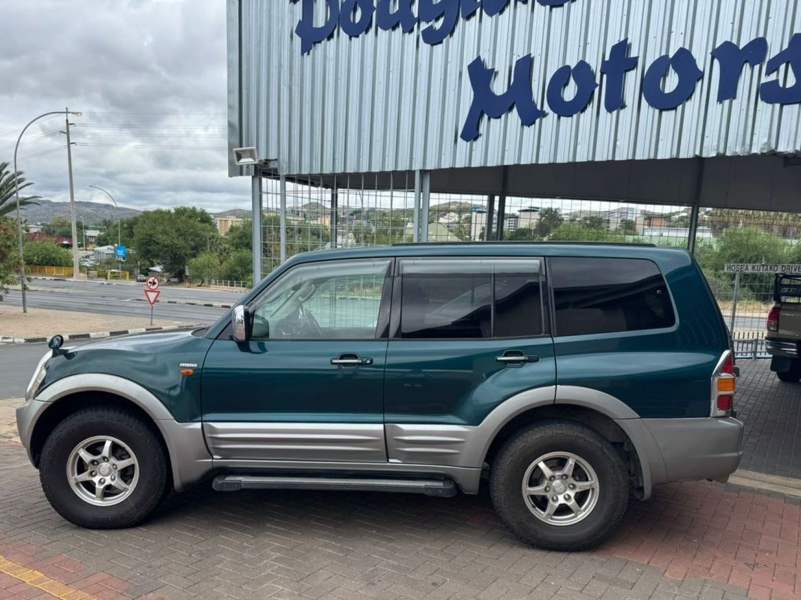 2000 Mitsubishi Pajero 3.5L V6 GDi Exceed photo