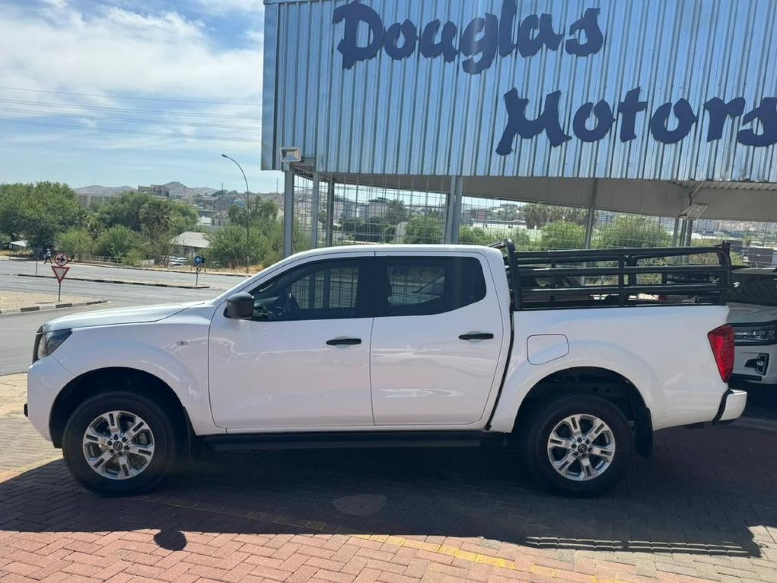 2025 Nissan Navara 2.5L DDTi SE Plus D/C photo