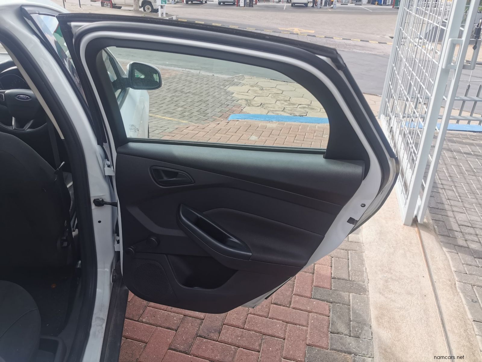 2015 Ford Focus 1.0 EcoBoost Ambiente 5DR photo