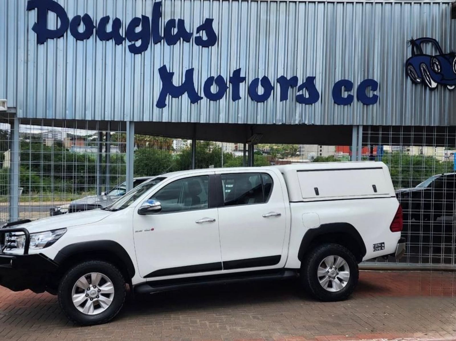 2017 Toyota Hilux 2.8 GD-6 Raider 4X4 P/U D/C pictures