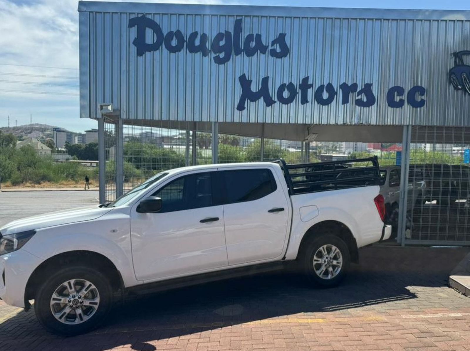 Used Nissan Navara 2.5L DDTi SE Plus D/C  for sale in Windhoek, Namibia