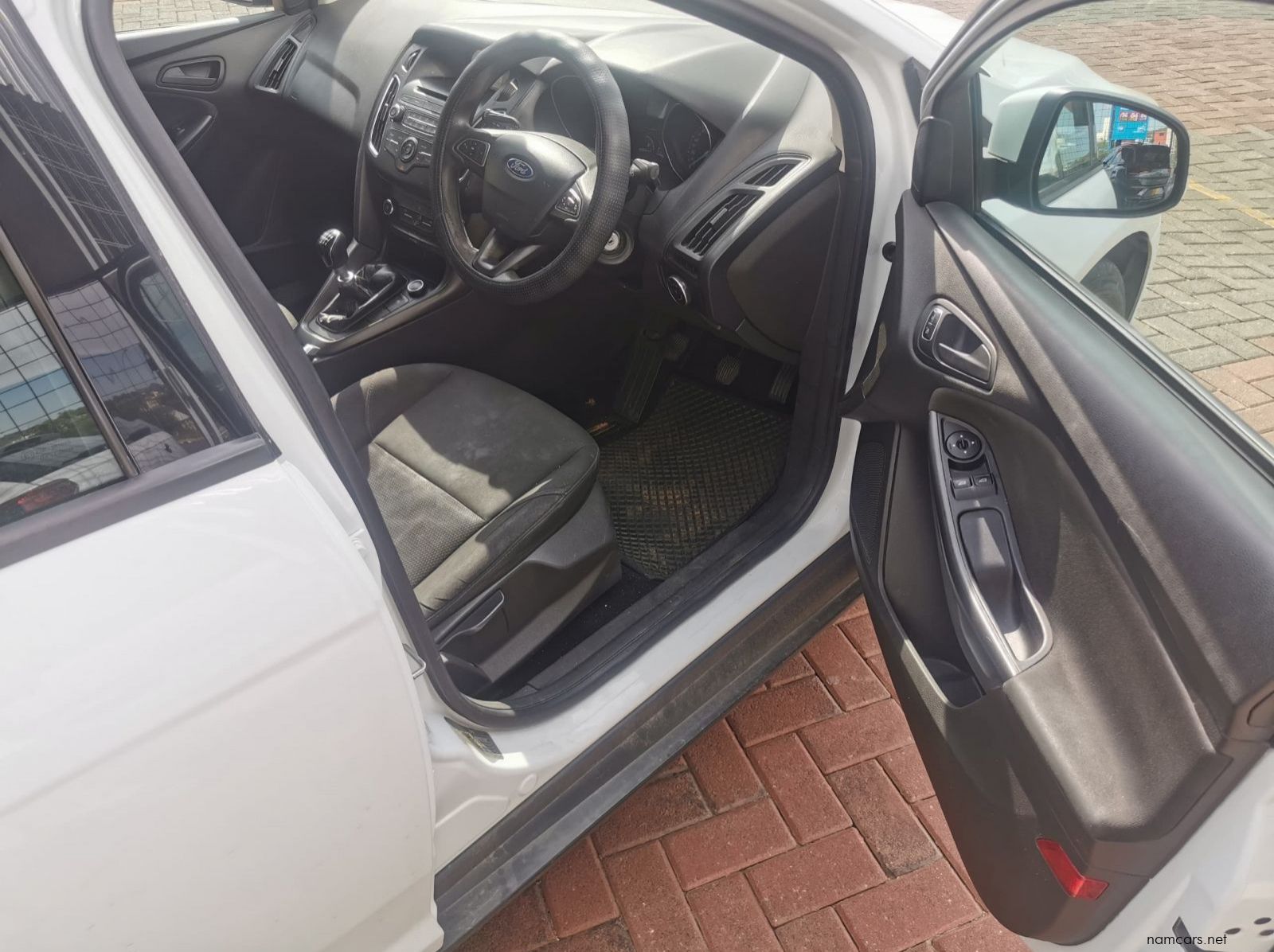 2015 Ford Focus 1.0 EcoBoost Ambiente 5DR pictures