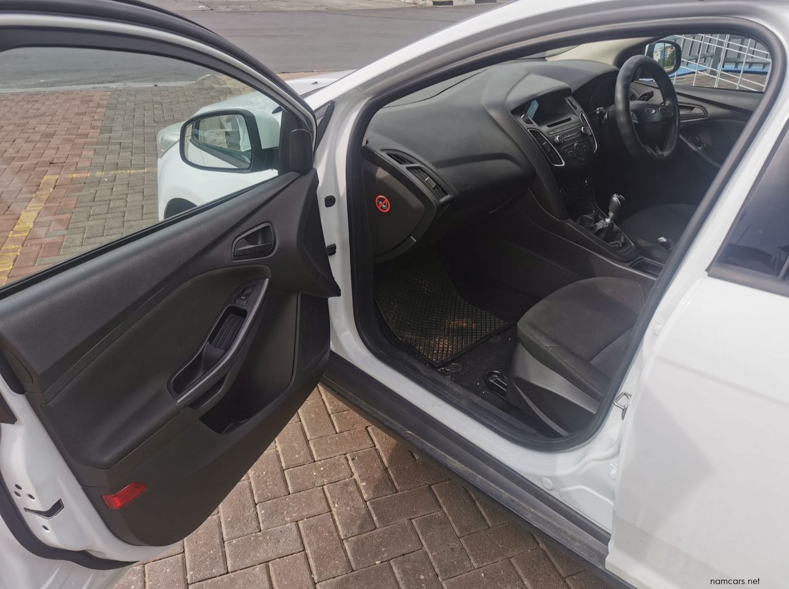 2015 Ford Focus 1.0 EcoBoost Ambiente 5DR pictures