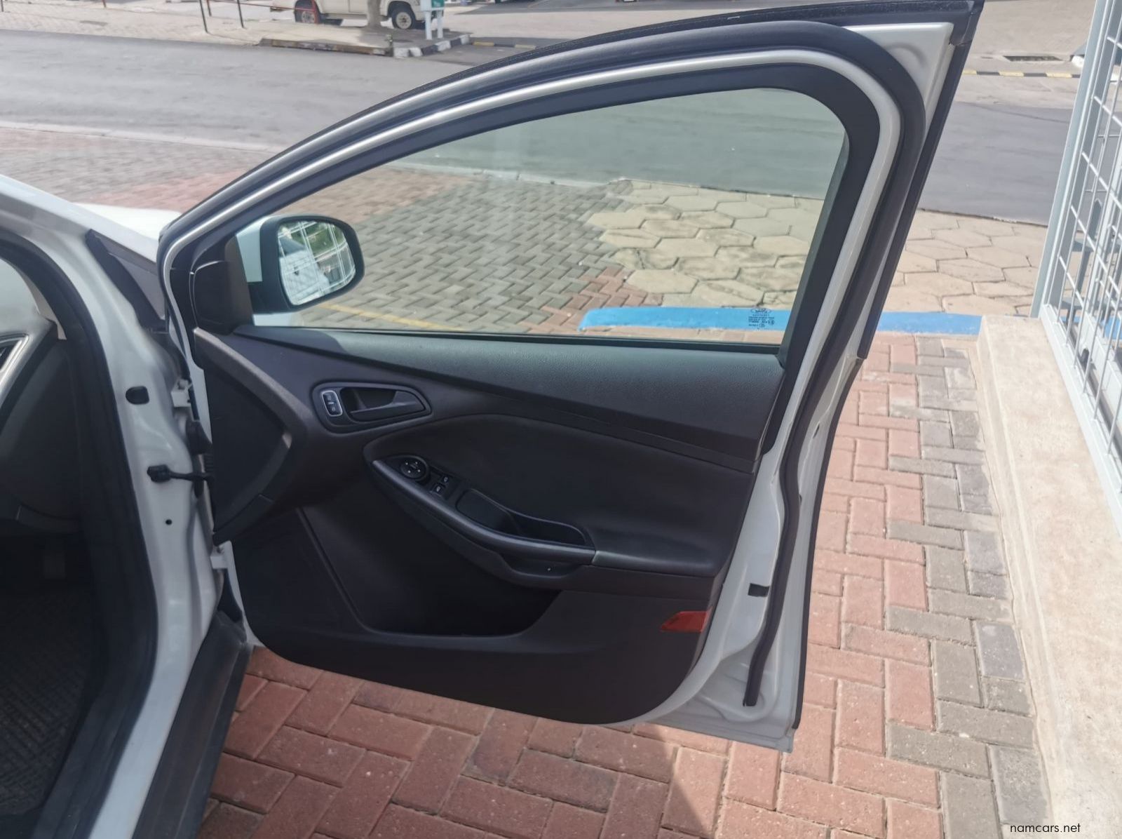 2015 Ford Focus 1.0 EcoBoost Ambiente 5DR pictures