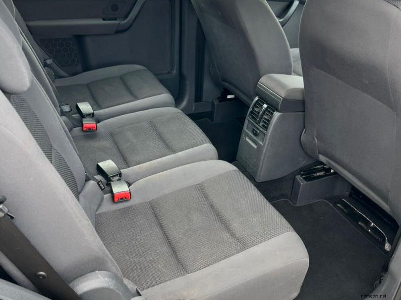 2013 Volkswagen Touran 2.0TDI Trendline pictures