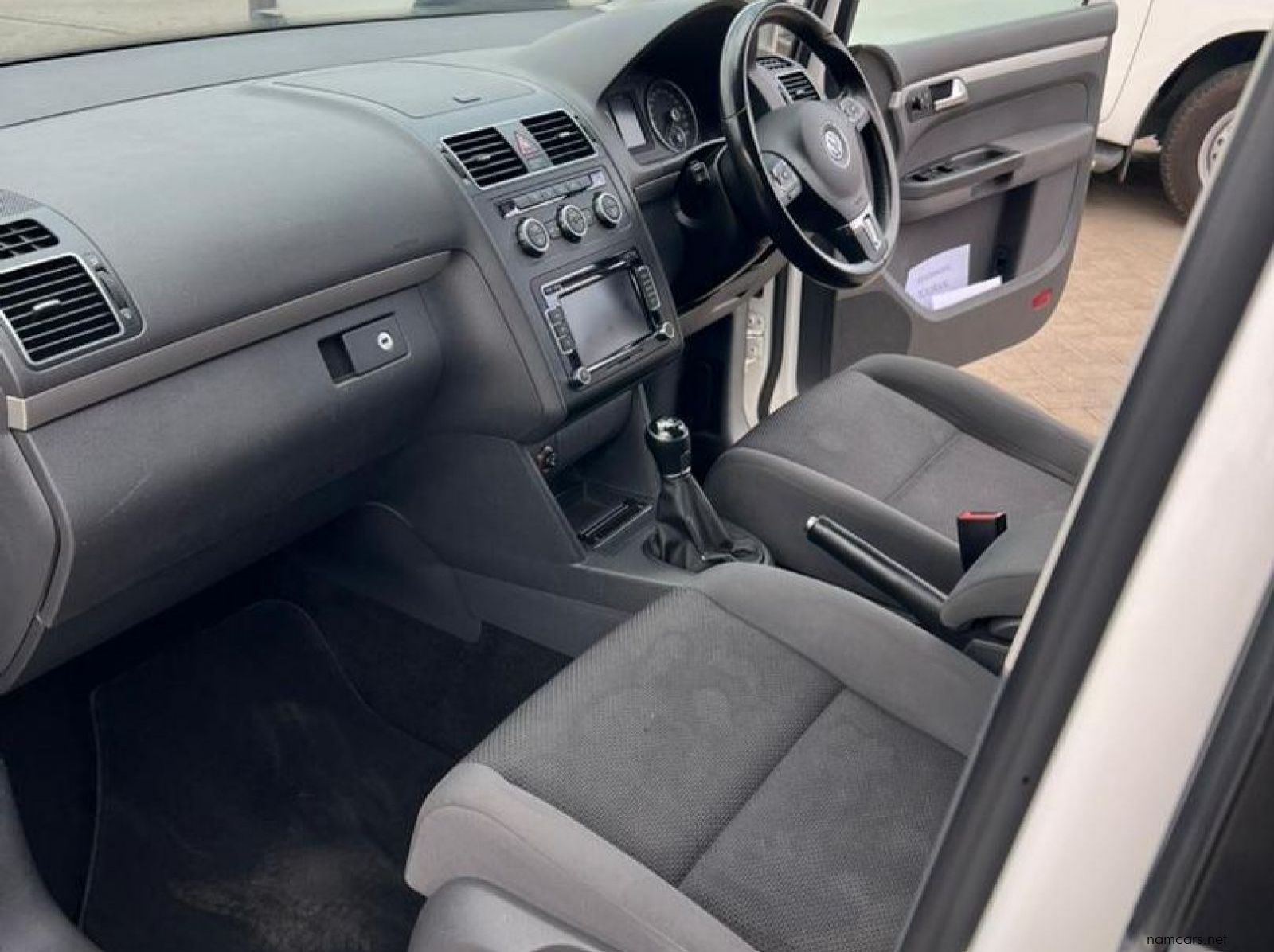 2013 Volkswagen Touran 2.0TDI Trendline pictures