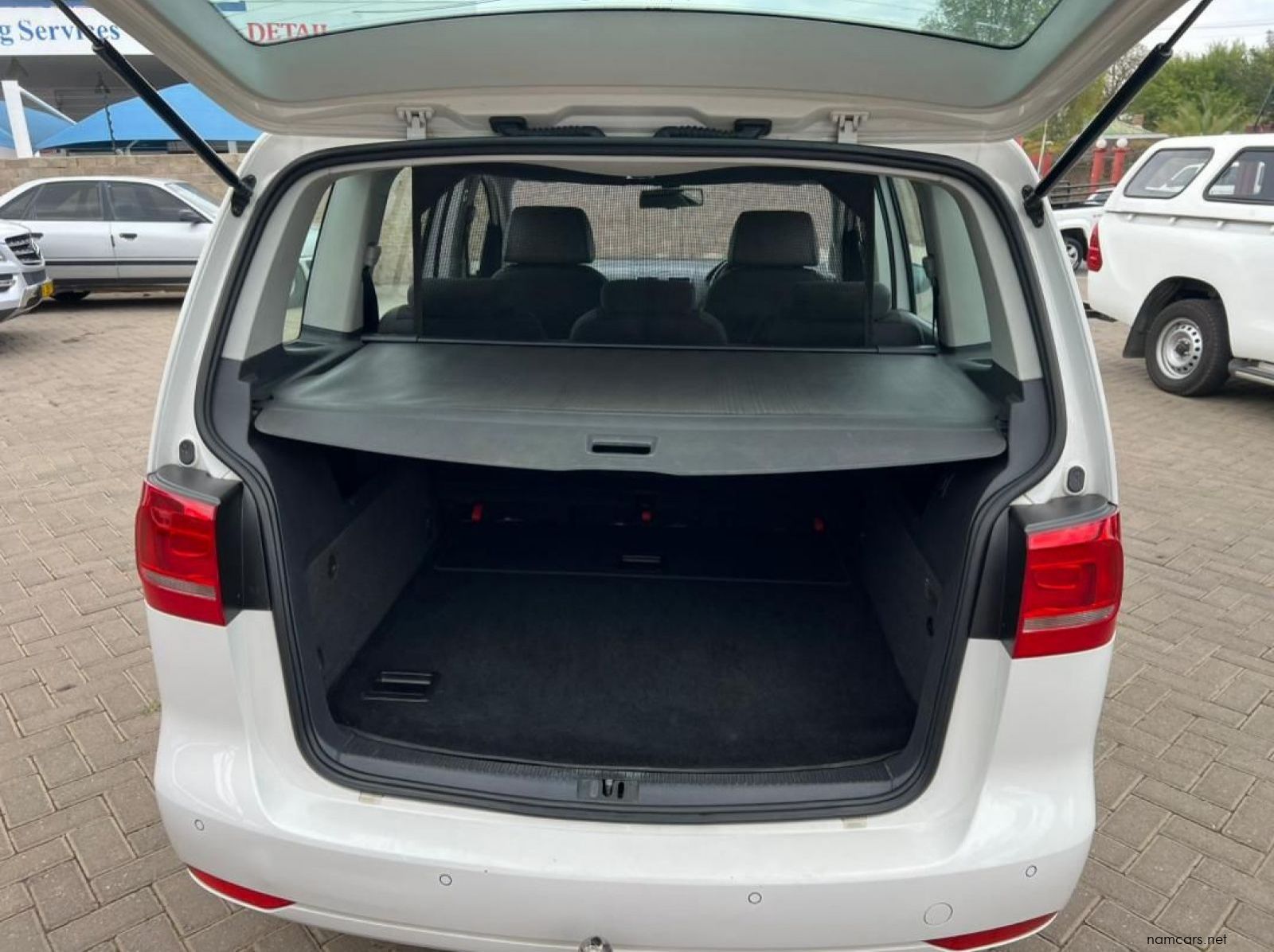 2013 Volkswagen Touran 2.0TDI Trendline pictures