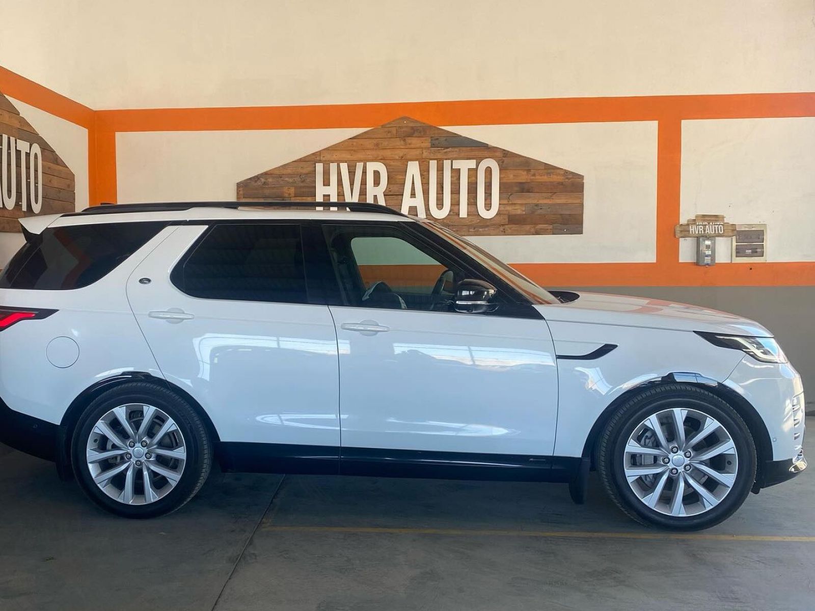 2021 Land Rover Discover 3.0L D300 photo