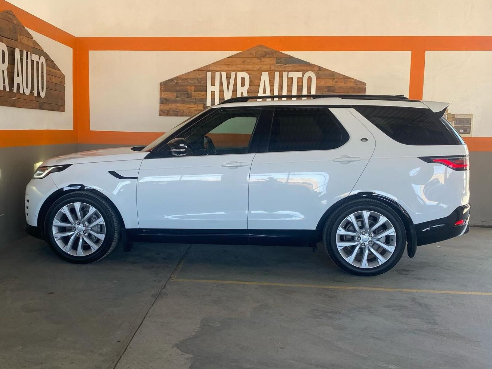 2021 Land Rover Discover 3.0L D300 photo