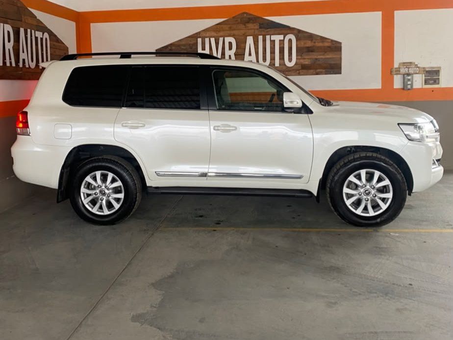 2017 Toyota land cruiser 200 V8 VX-R photo