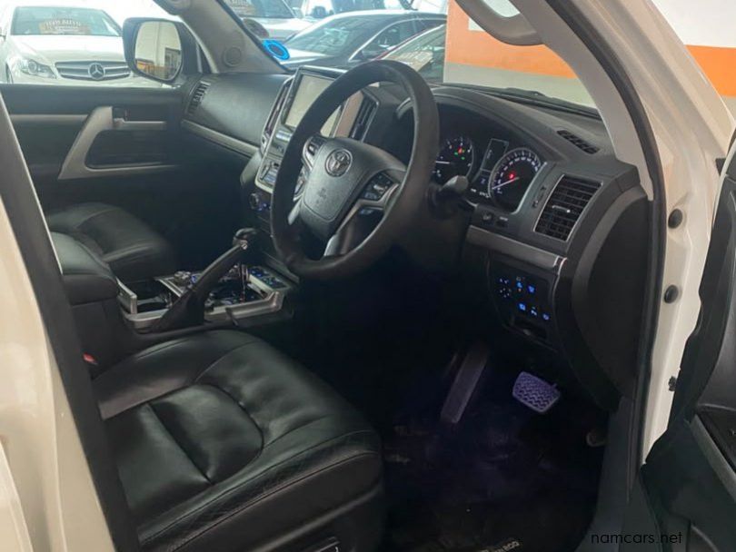 2017 Toyota land cruiser 200 V8 VX-R photo