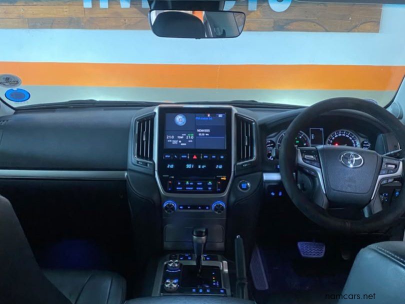 2017 Toyota land cruiser 200 V8 VX-R photo