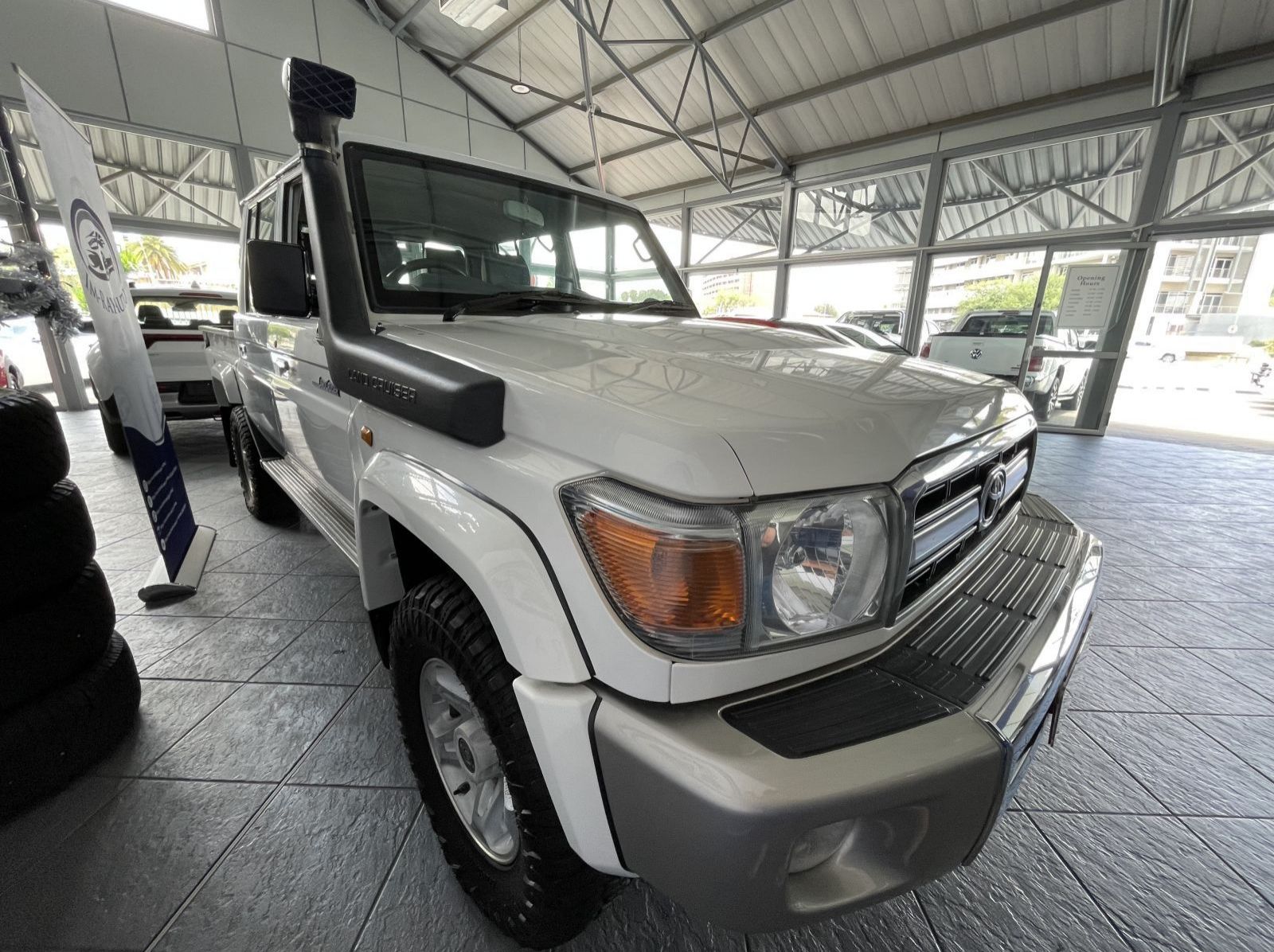 2019 Toyota Landcruiser 79 4.0p P/U D/C pictures