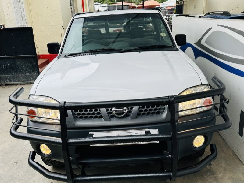 2010 Nissan NP300 pictures