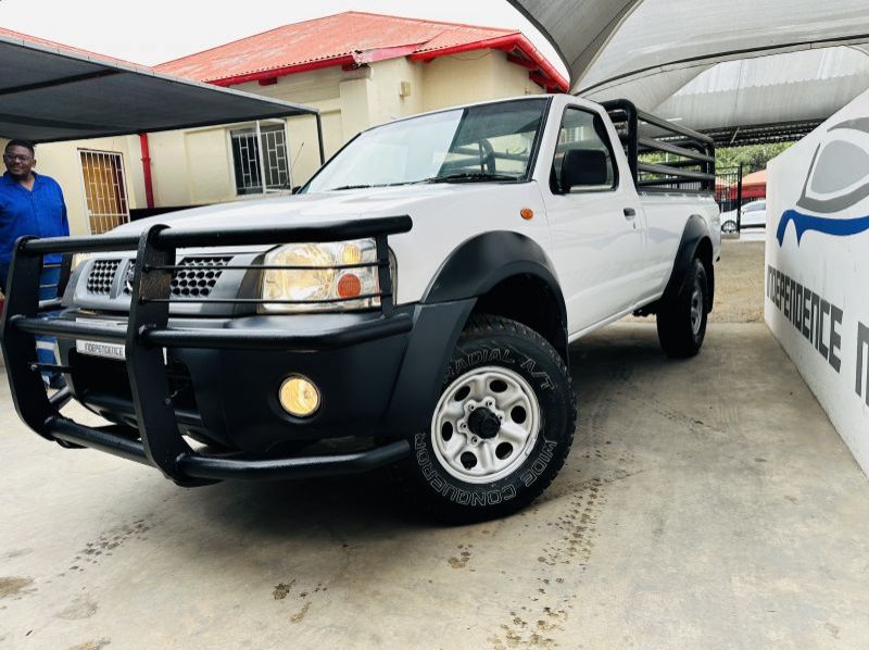 2010 Nissan NP300 pictures