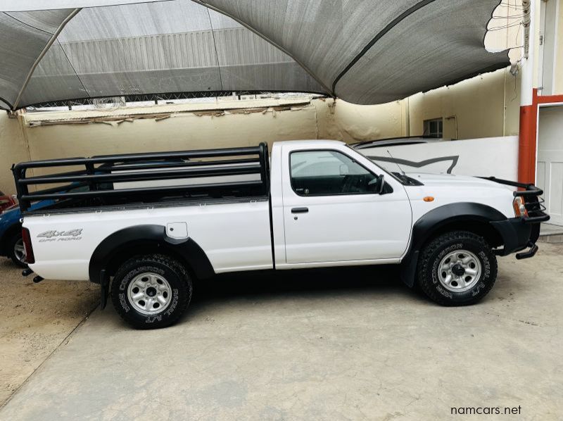 2010 Nissan NP300 pictures