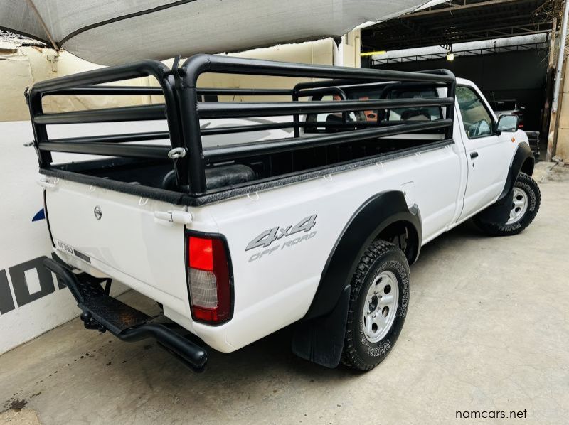 2010 Nissan NP300 pictures