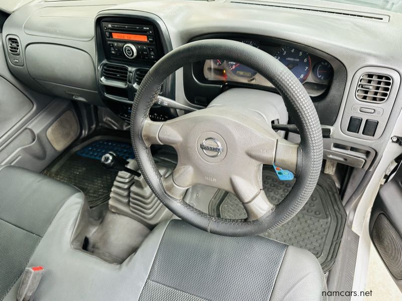 2010 Nissan NP300 pictures