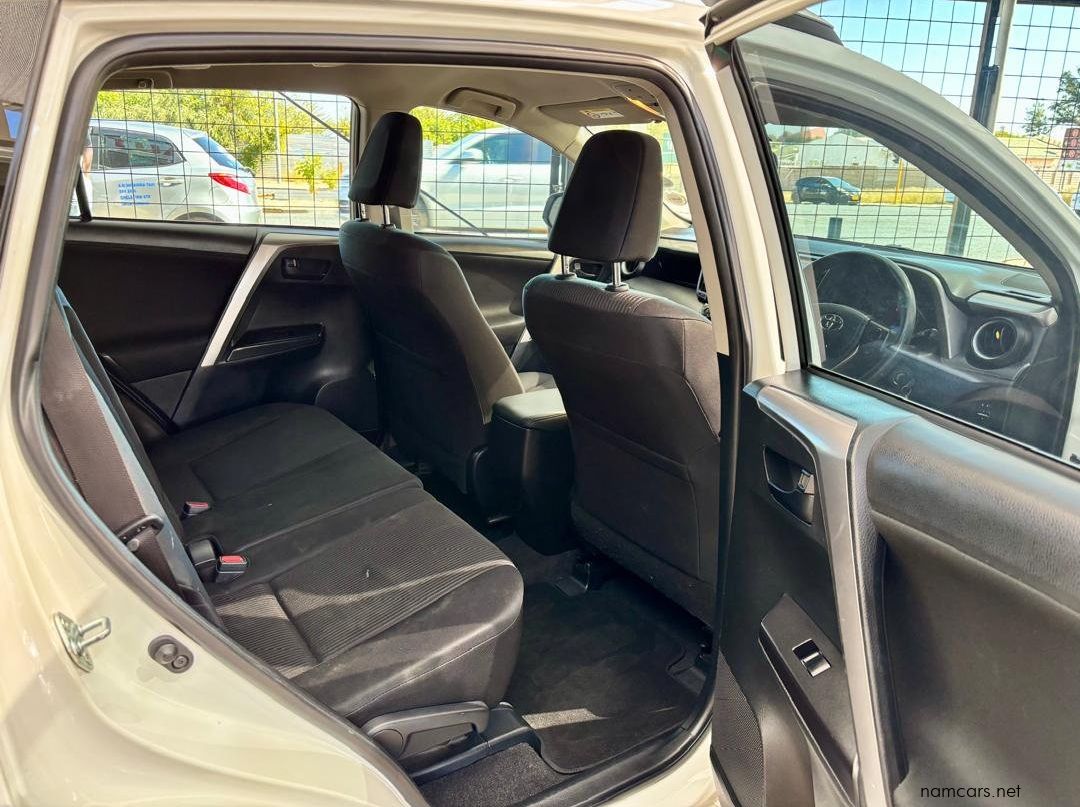 2016 Toyota Rav4 2.0 Gx pictures