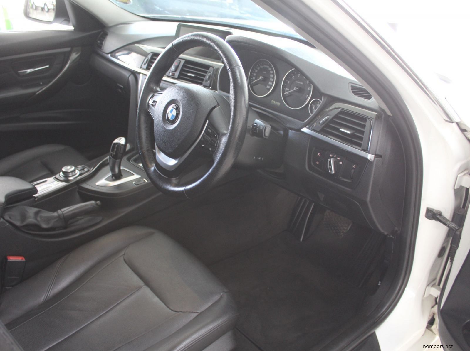 2013 BMW 320i pictures