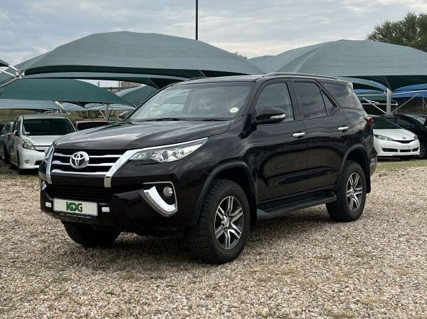 2016 Toyota Fortuner 2.4 GD 6 4x 2 pictures