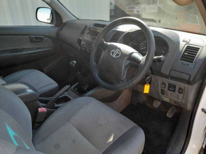 2015 Toyota Hilux 2.5 D4D SRX pictures