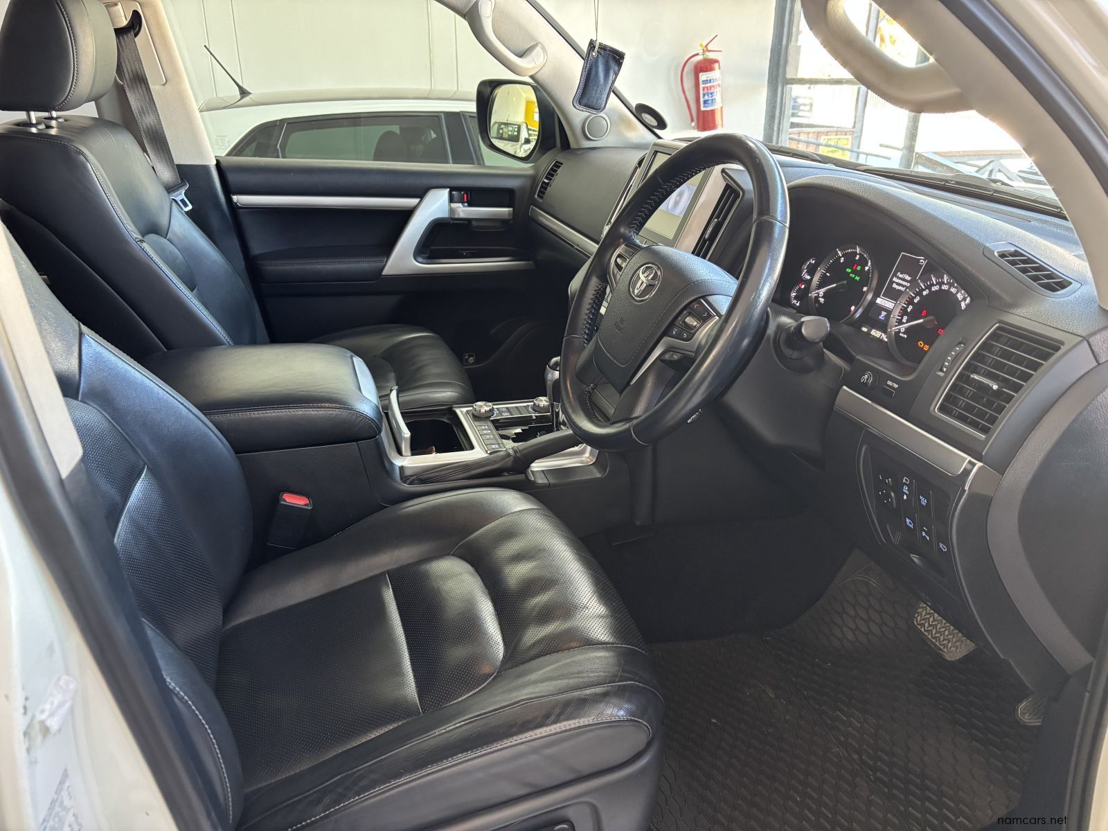 2019 Toyota Land Cruiser VX R 200 4.5 V8 photo