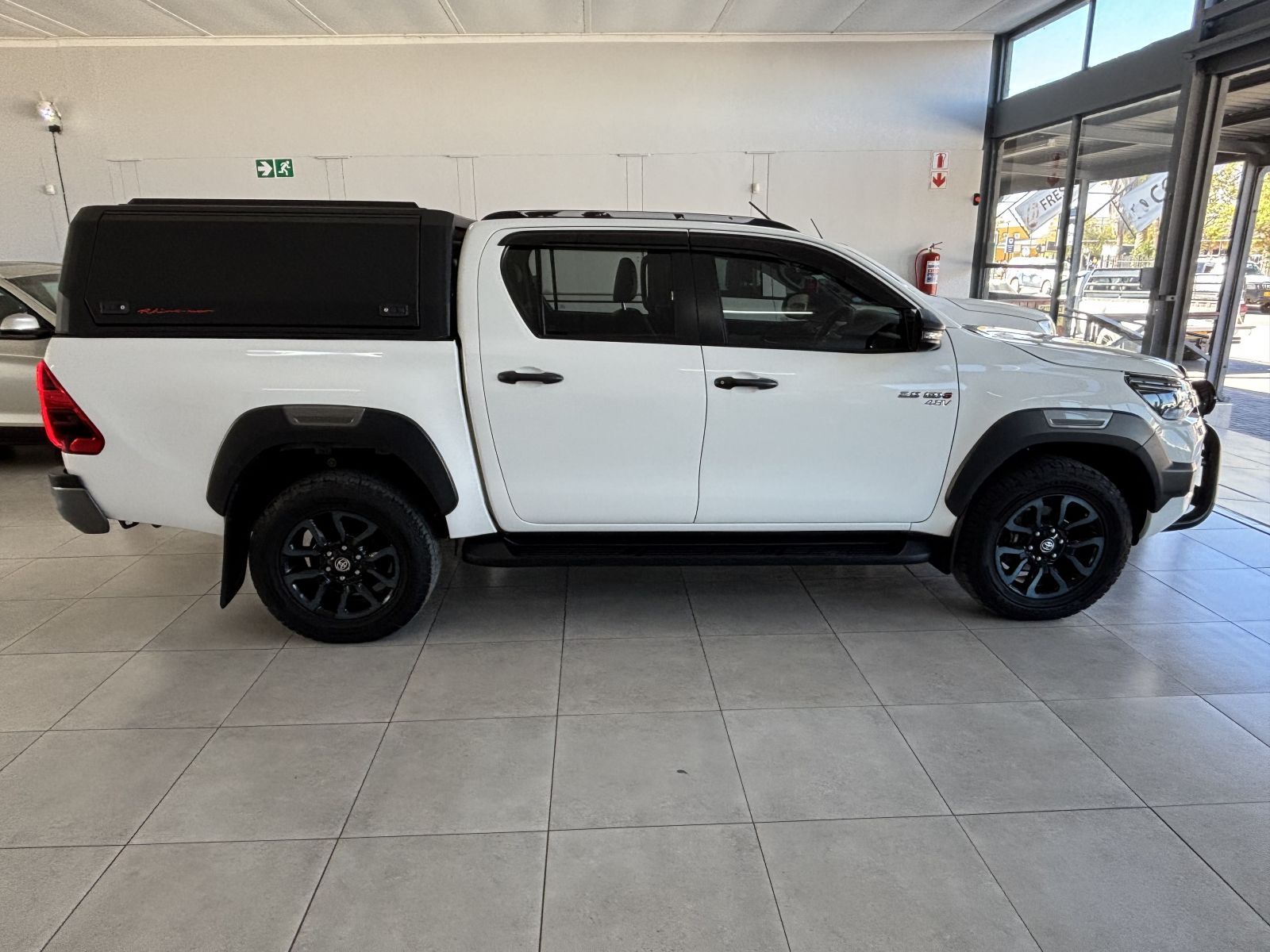 2025 Toyota Hilux 2.8 4x4 A/t D/cab  48V photo