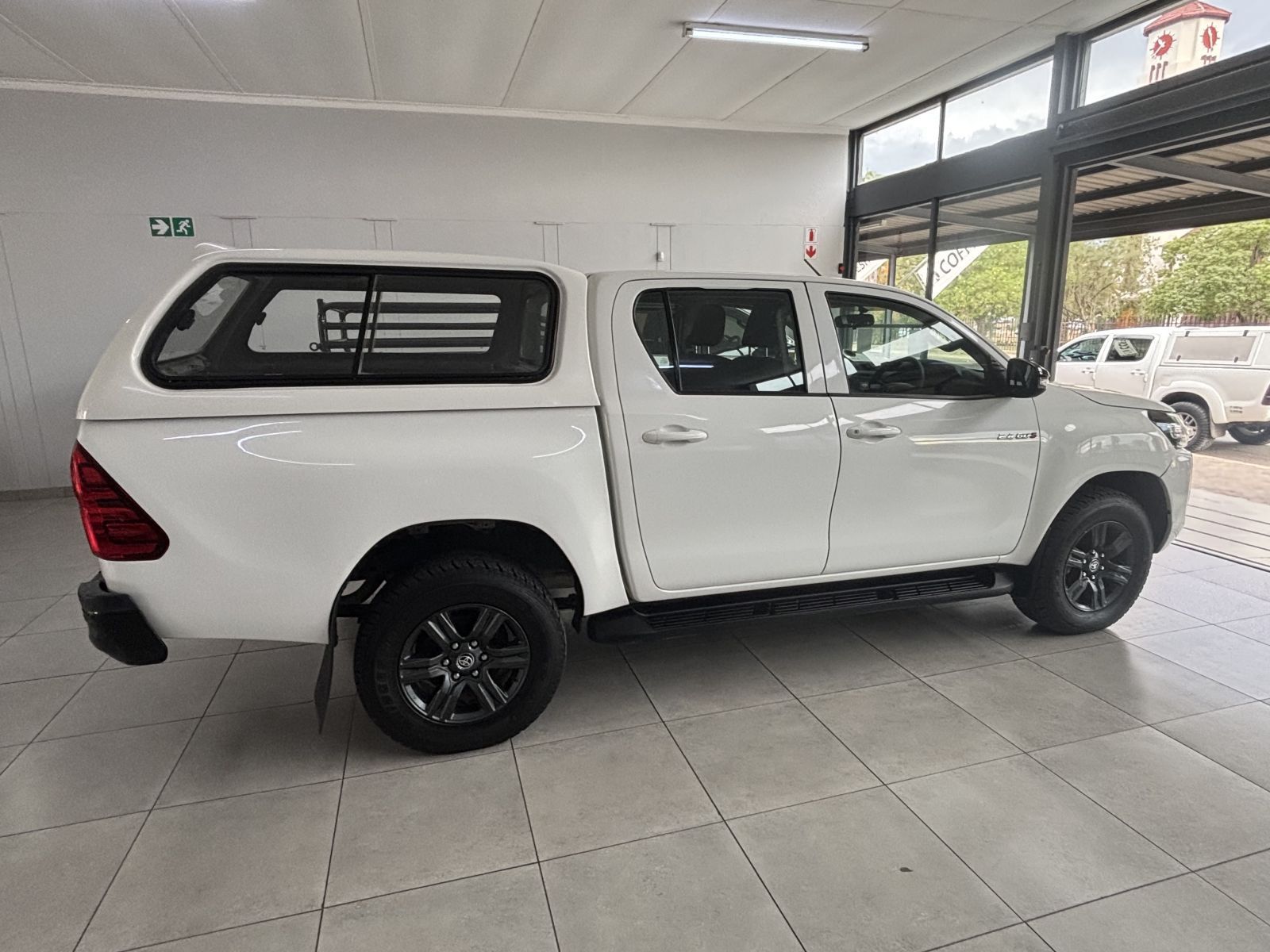 2024 Toyota Hilux 2.4 4x4 Raider D/cab A/t photo