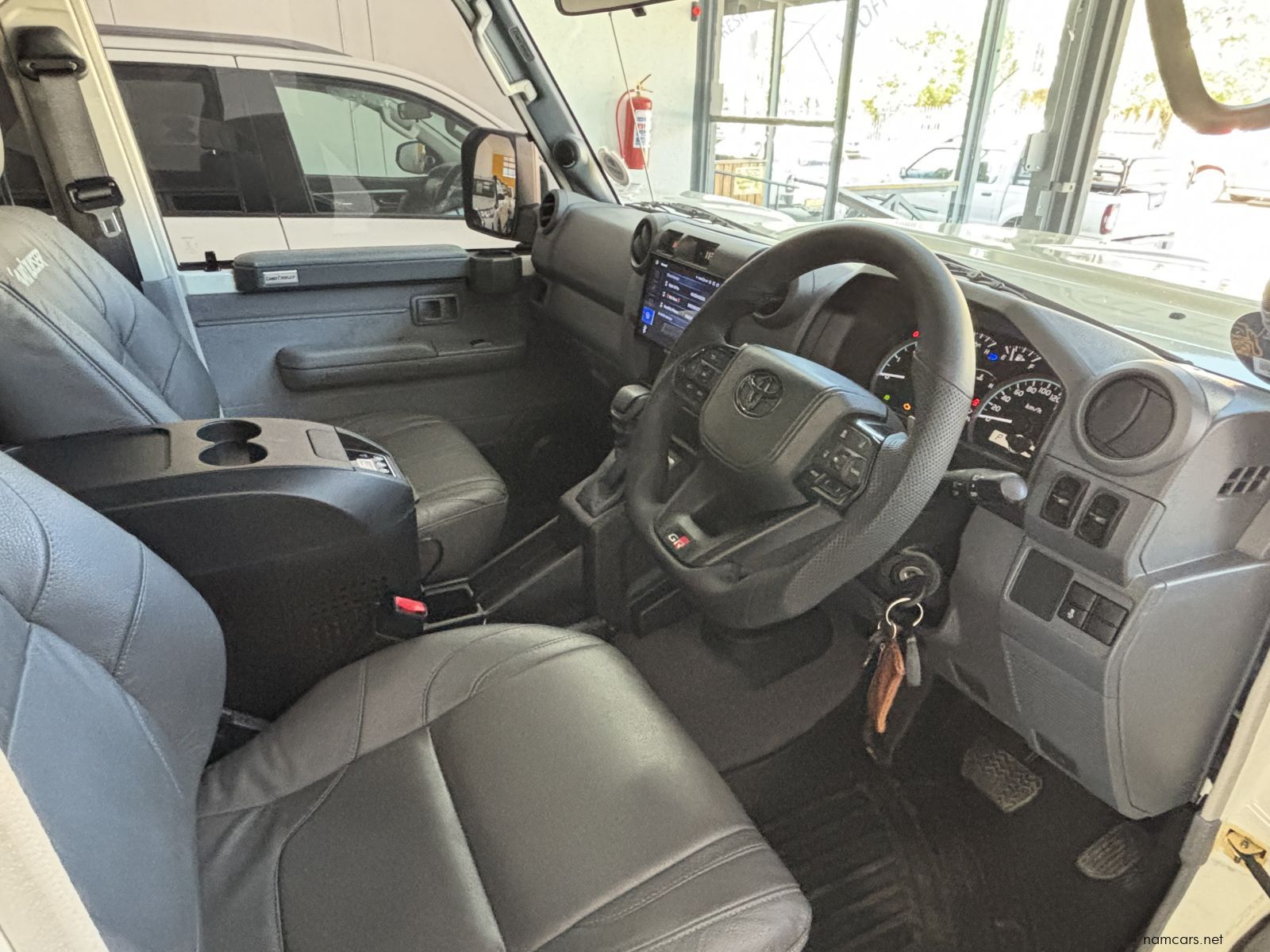 2025 Toyota Land Cruiser 76 series 2.8 Gd6 Vx A/t photo