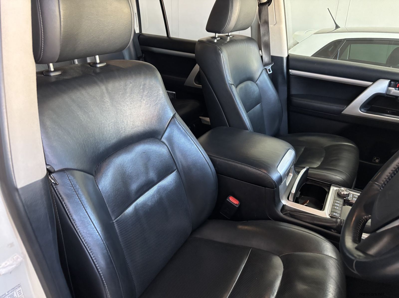 2019 Toyota Land Cruiser VX R 200 4.5 V8 pictures
