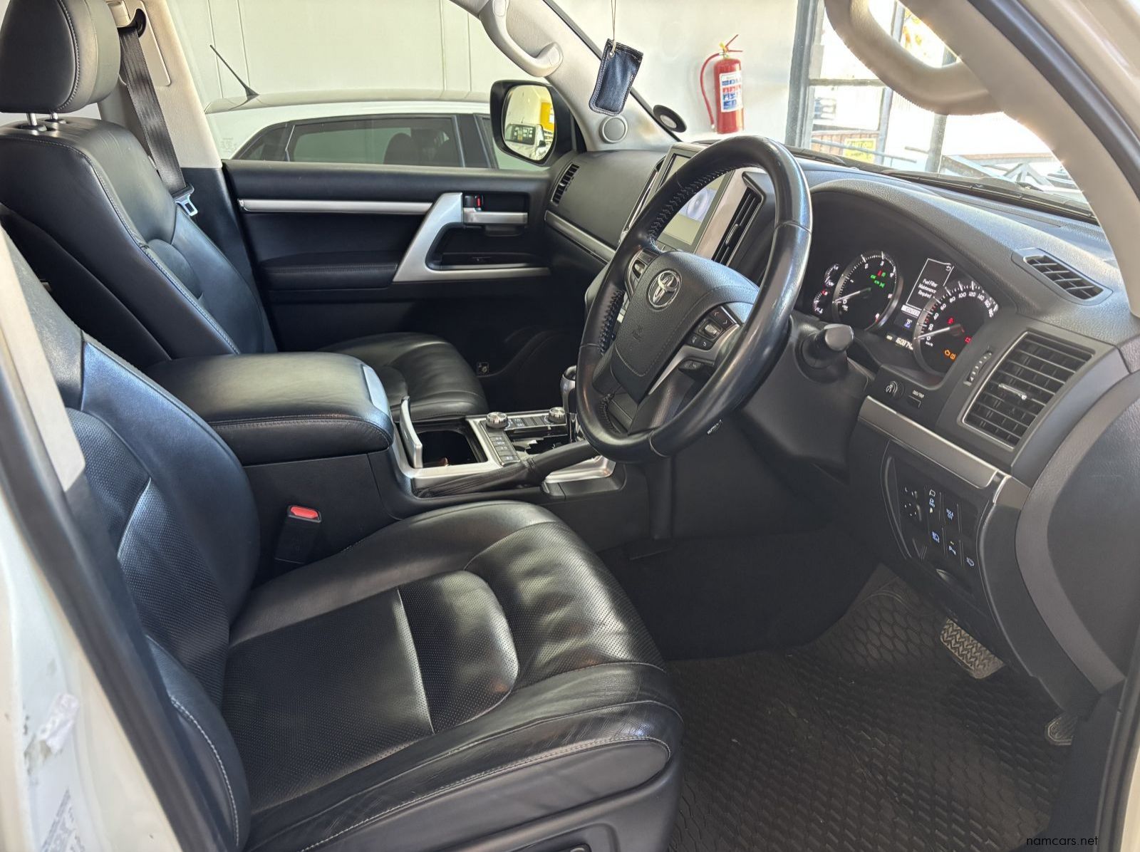 2019 Toyota Land Cruiser VX R 200 4.5 V8 pictures
