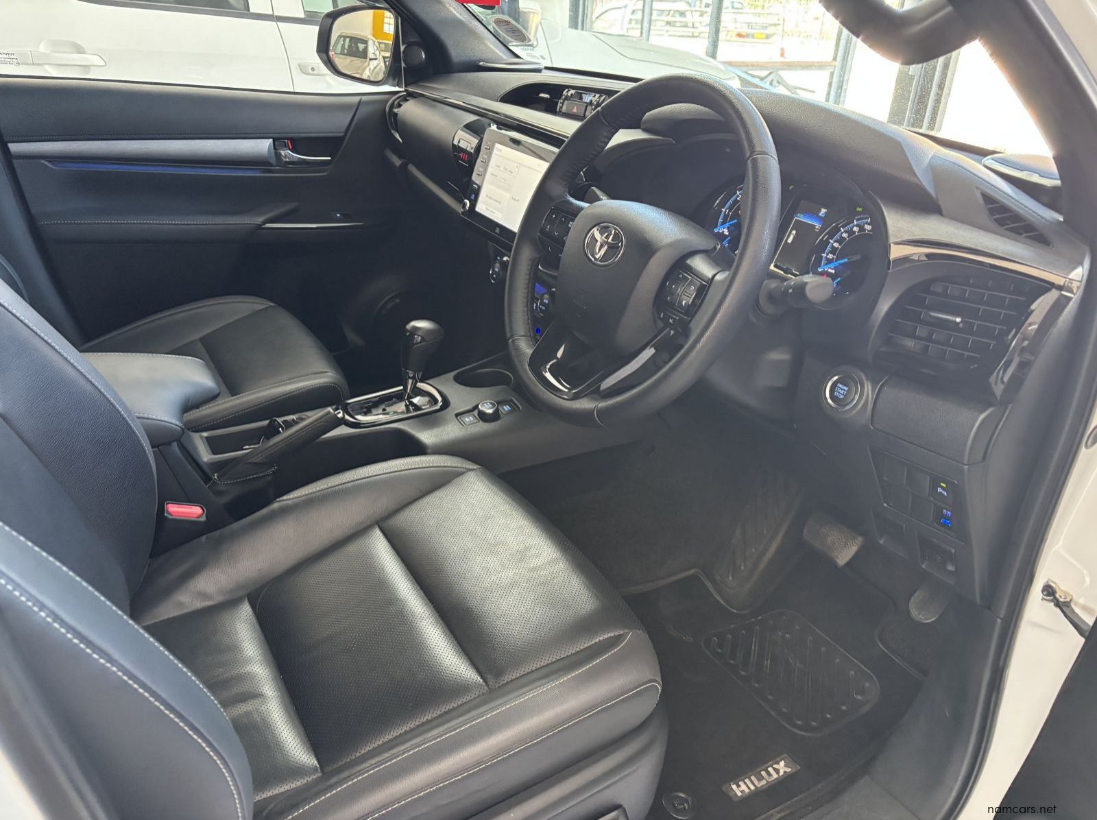 2025 Toyota Hilux 2.8 4x4 A/t D/cab  48V pictures