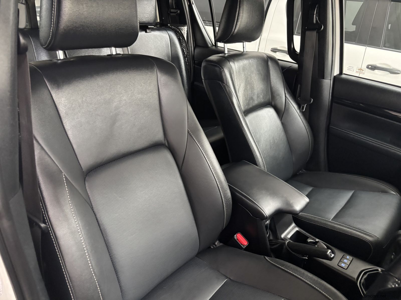 2020 Toyota Hilux Legend 50 D/cab 2x4 M/t 2.8 pictures