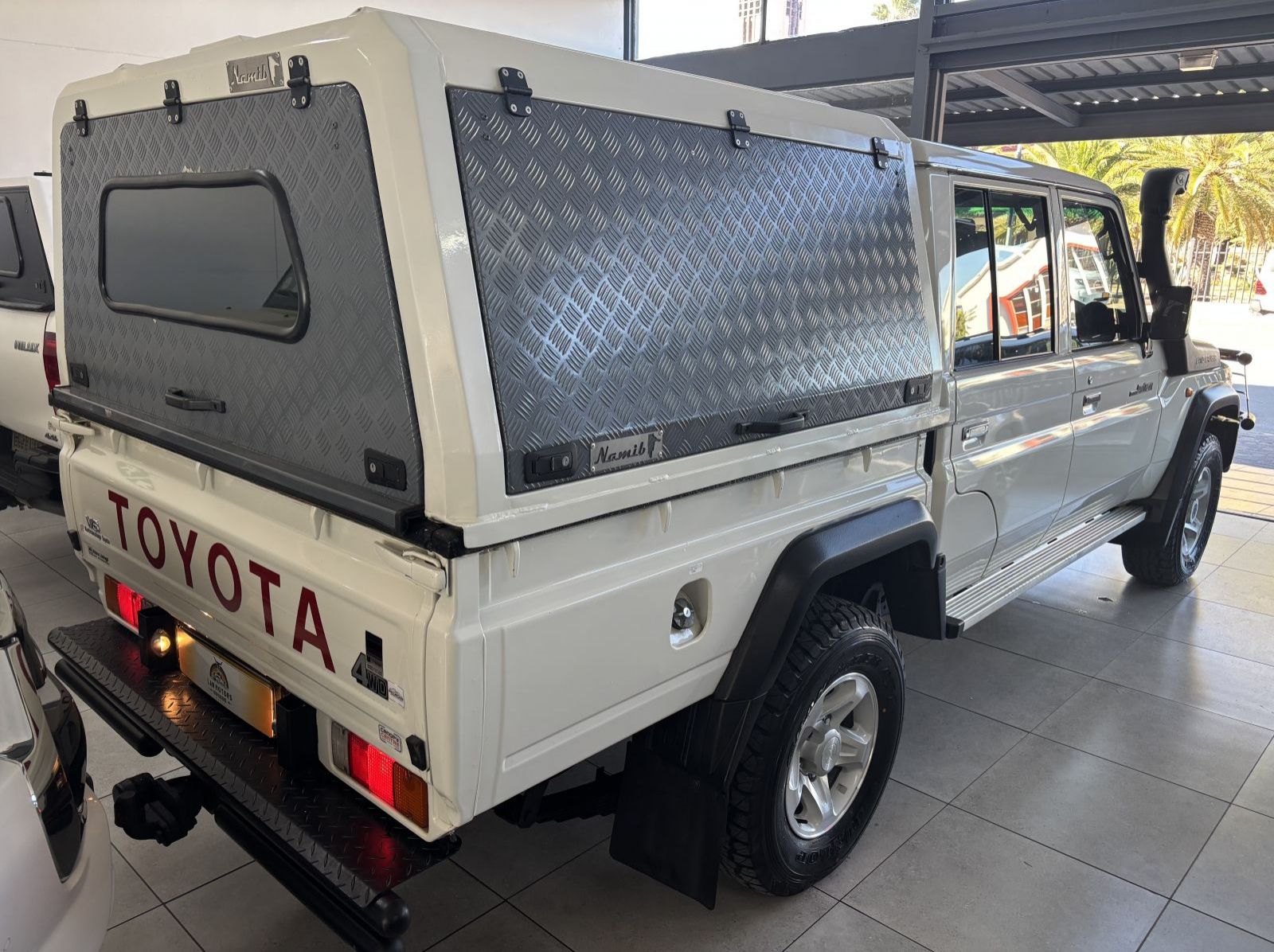 2023 Toyota Land Cruiser 4.0 V6 pictures