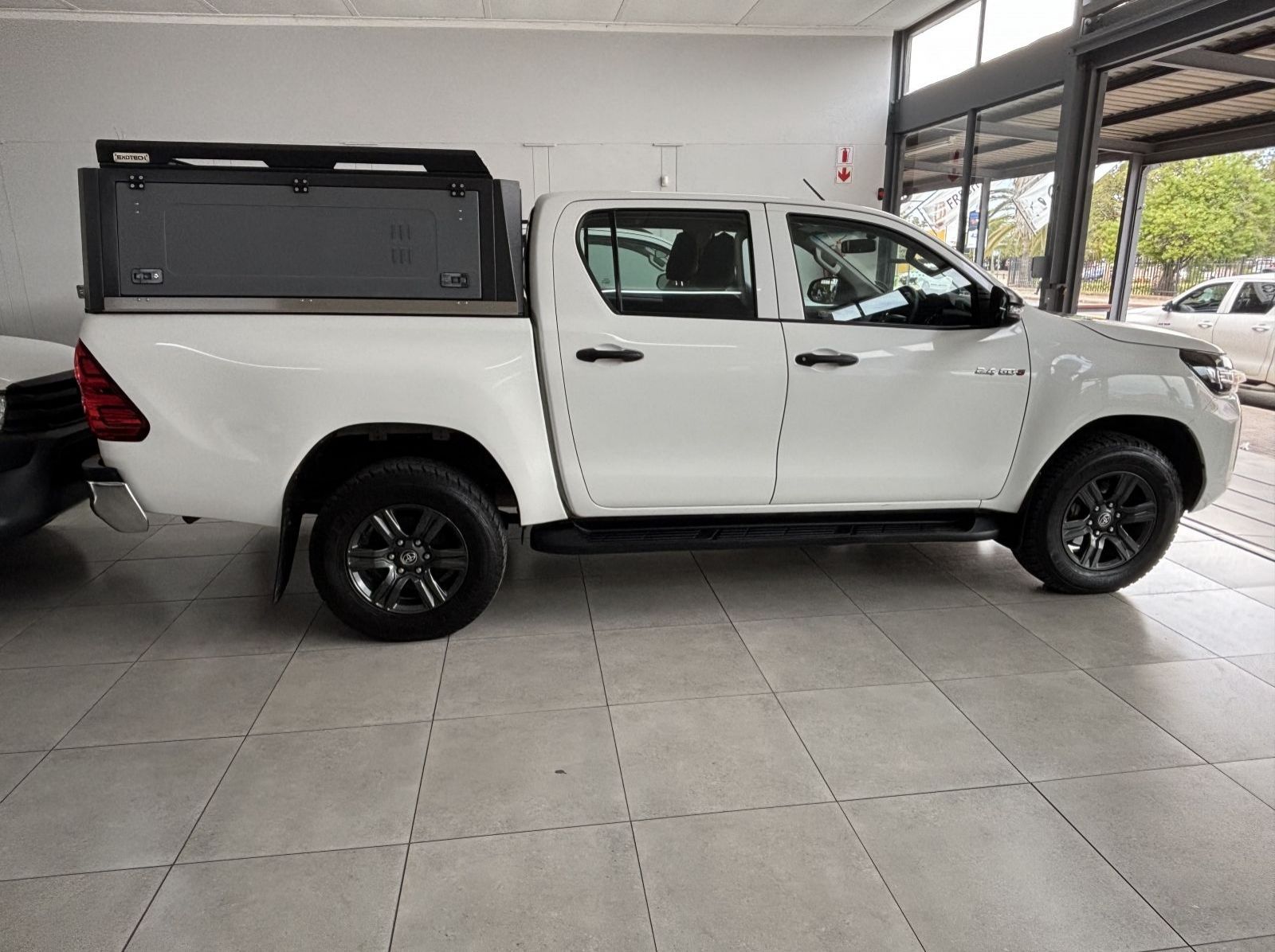2022 Toyota Hilux 2.4 R/B D/cab 2x4 M/t pictures