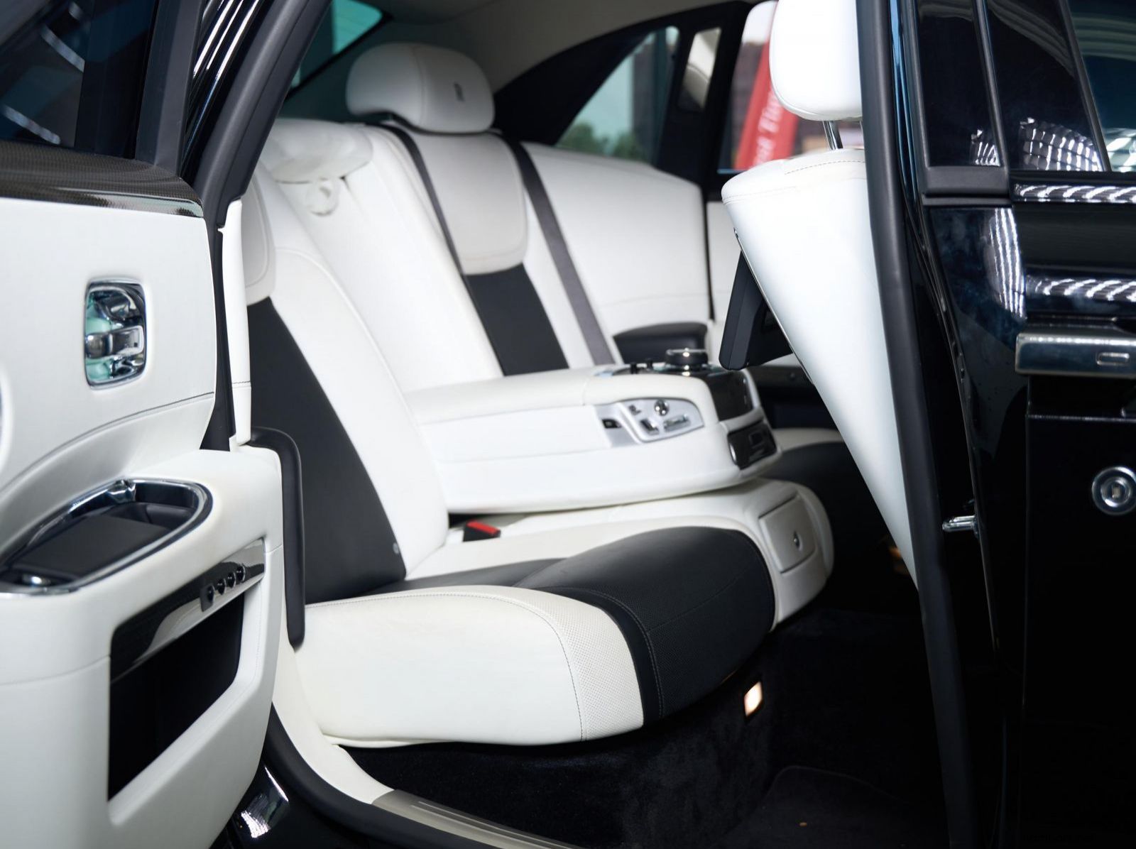 2020 Rolls-Royce Ghost Black Badge pictures