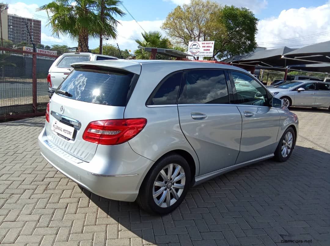 2014 Mercedes-Benz B180 pictures