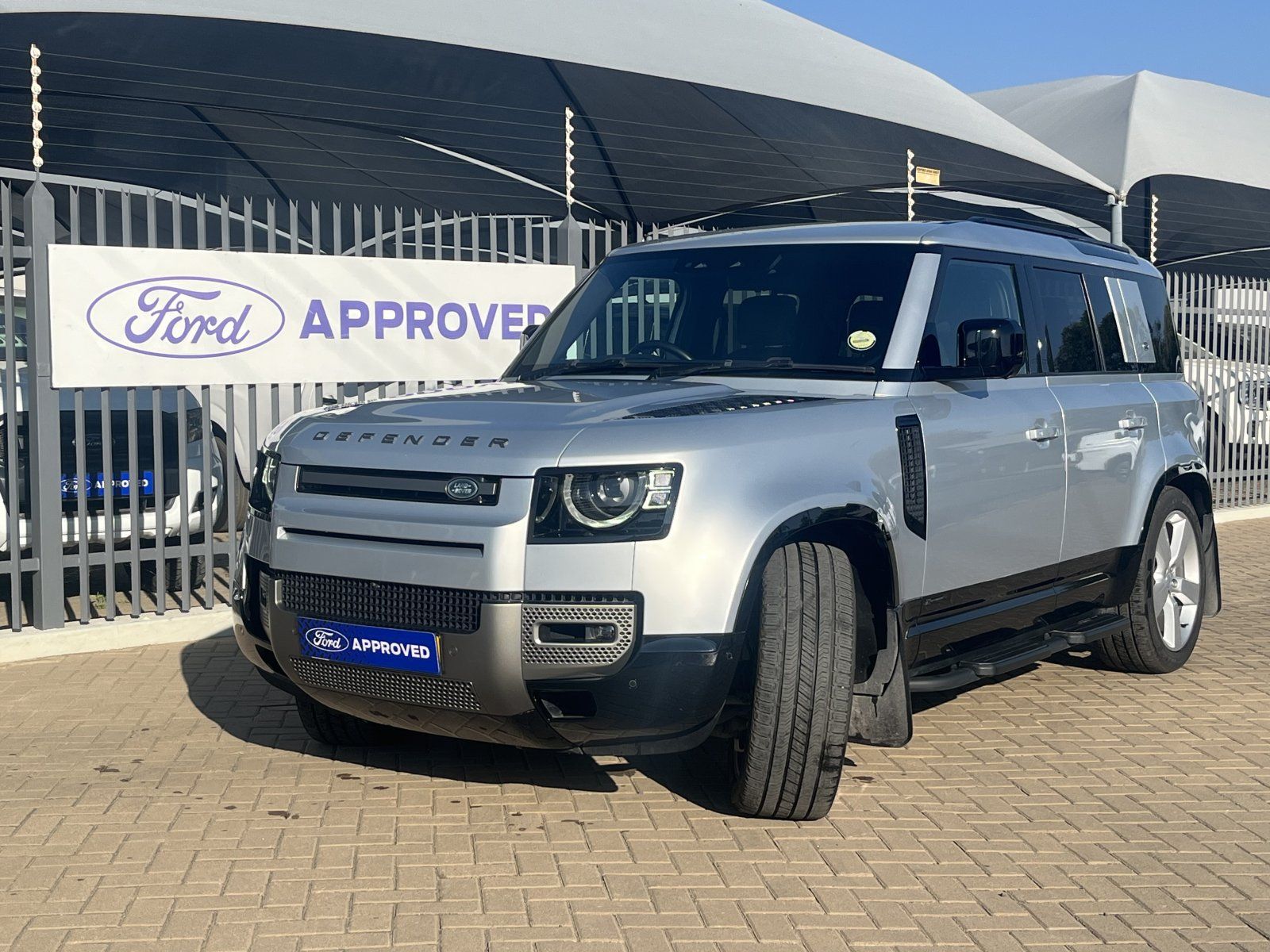2021 Land Rover DEFENDER 110 D300 HSE X-DYNAMIC photo
