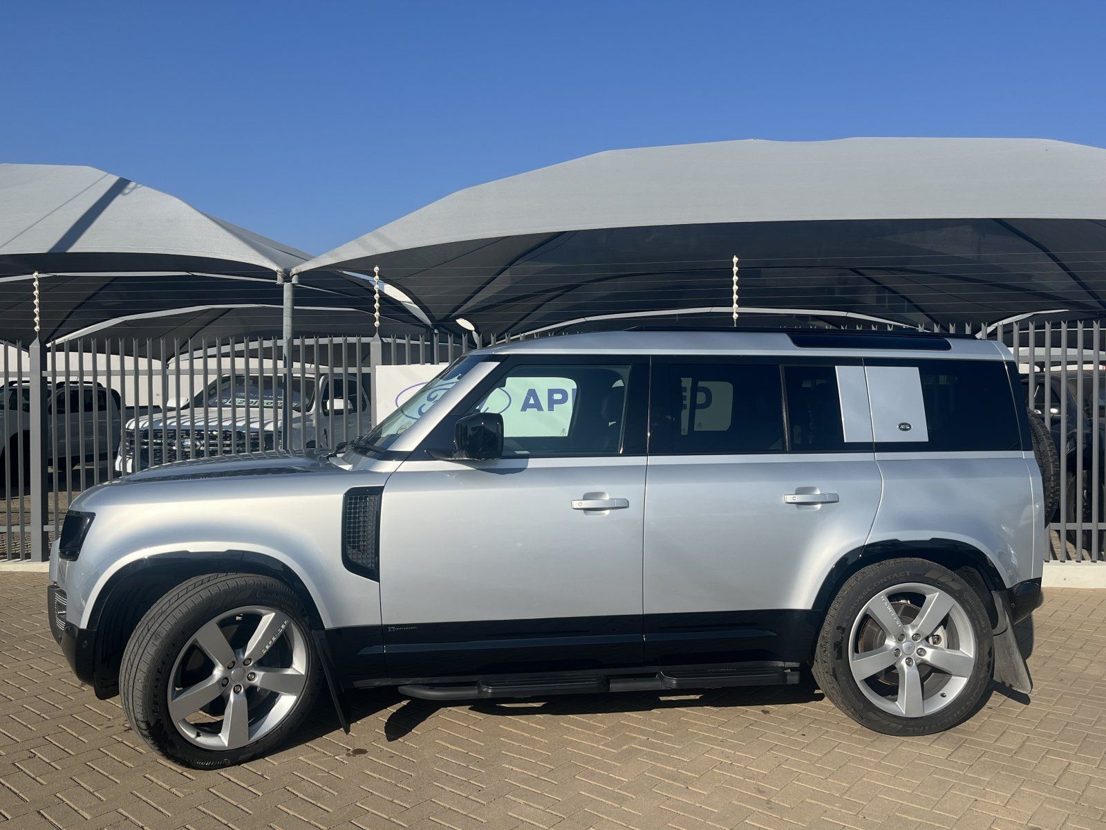 2021 Land Rover DEFENDER 110 D300 HSE X-DYNAMIC photo